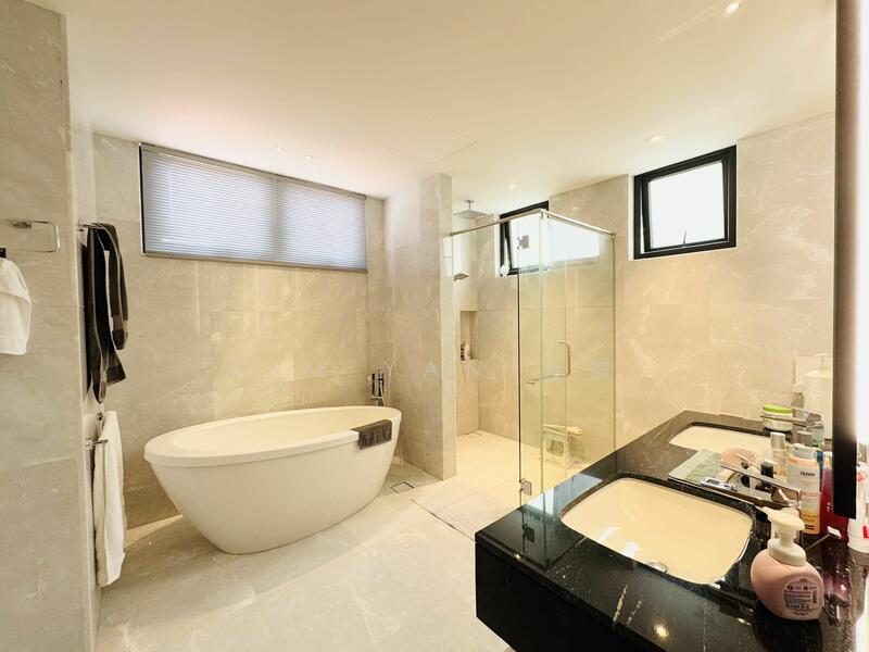 Very New & Freehold Bungalow with Lift & Basement, 6 Bedrooms Ensuite, Kovan MRT &Heartland Mall — photo 6