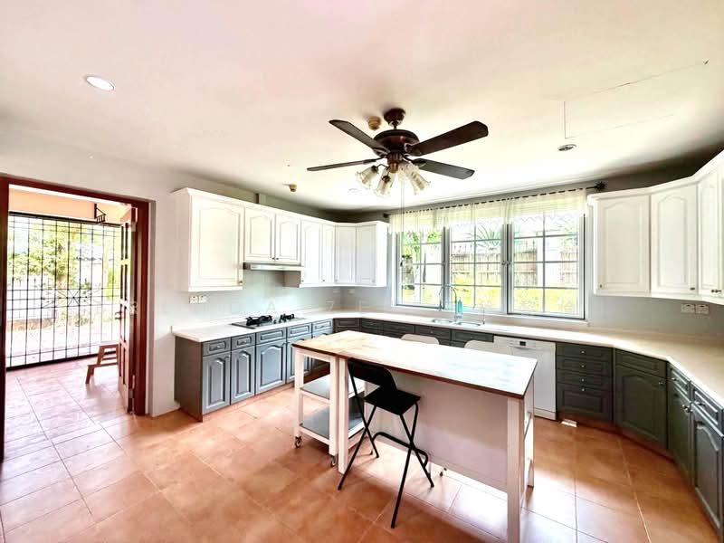 BRENDA ZEE ✧ 945O9938 ✧ GCB with Pool in Holland Road vicinity — photo 5