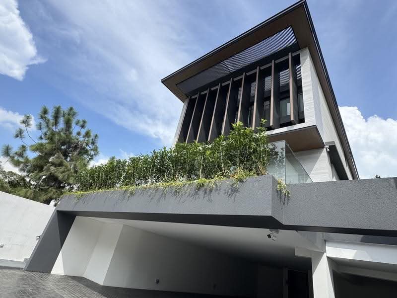 brand new and luxury bungalow, 4 levels with Lift, Swimming pool, Basement to Park 5 cars